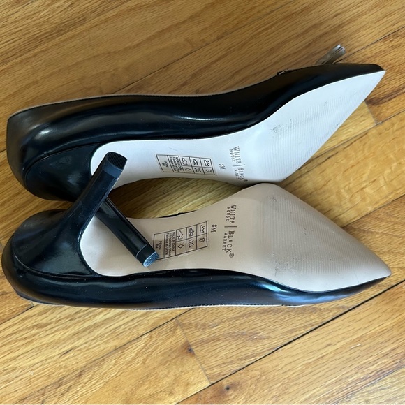 WHBM Black Leather 3.5” Inch Heel with Tan Piping and Tassel Detail. Size 8 - Picture 5 of 6